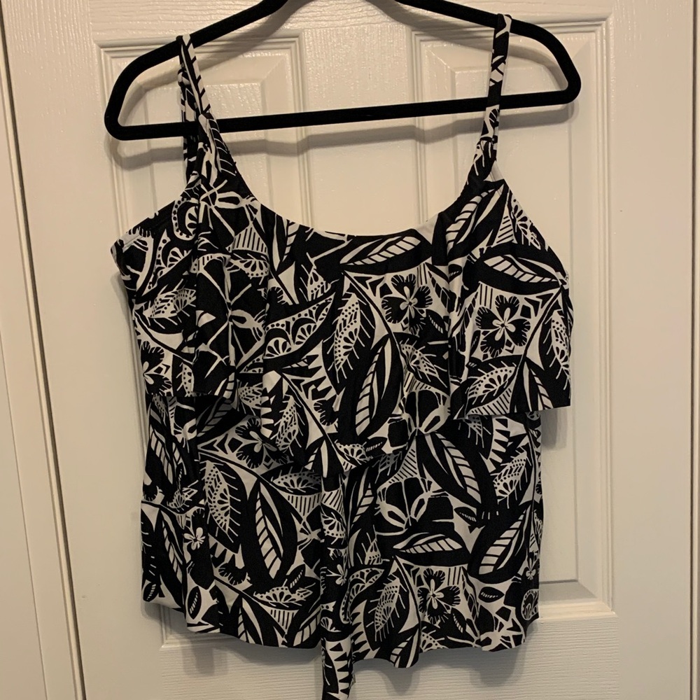 Elegant Black and White Leaf Print Bikini Top